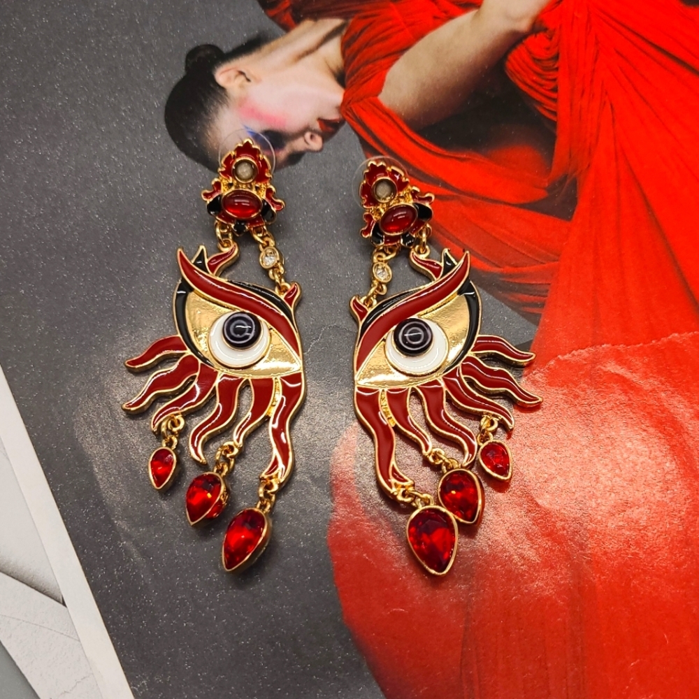 Signed Schiaparelli Teardrop Curtain Peculiar Eye Crystal Gold Earrings - Picture 5 of 14